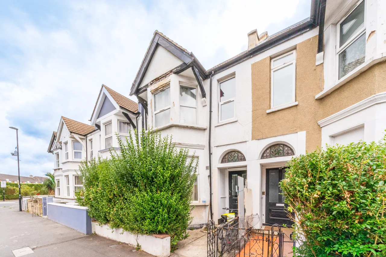 flat for sale — 24b Lodge Road, Croydon