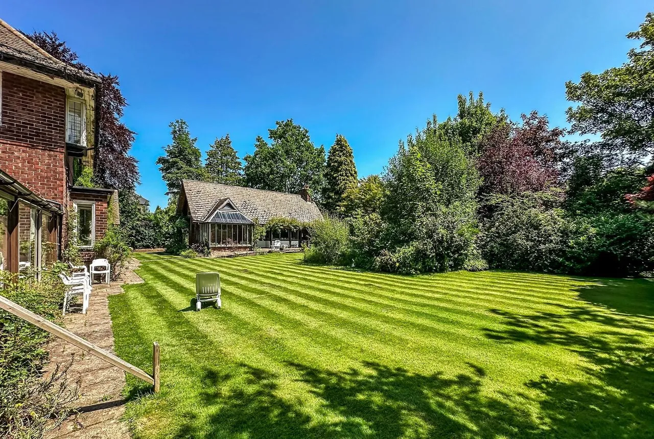 Broadway, Hale, Cheshire WA15 0PF, photo 5