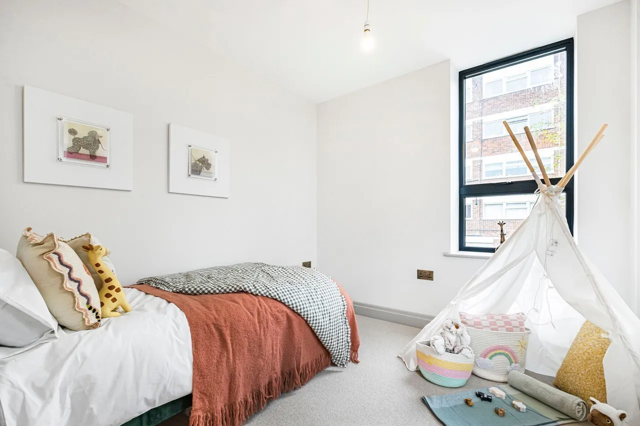 Lynwood Close, South Woodford, E18, photo 12