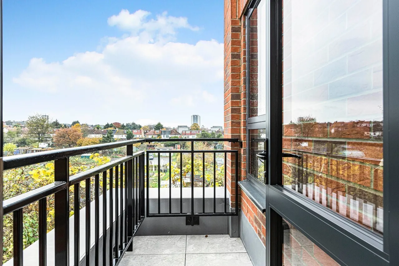 Lynwood Close, South Woodford, E18, photo 15