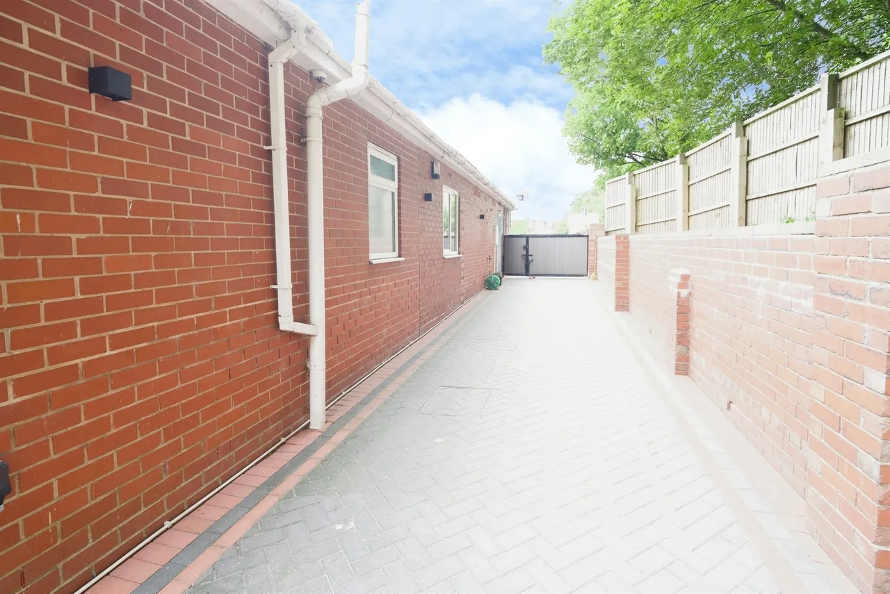 Dodworth Road, Barnsley, photo 12