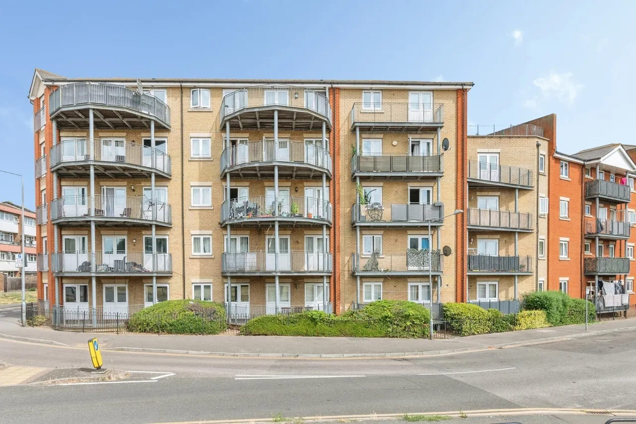 2 bed flat for sale — Thames Road, Grays, Essex, RM17