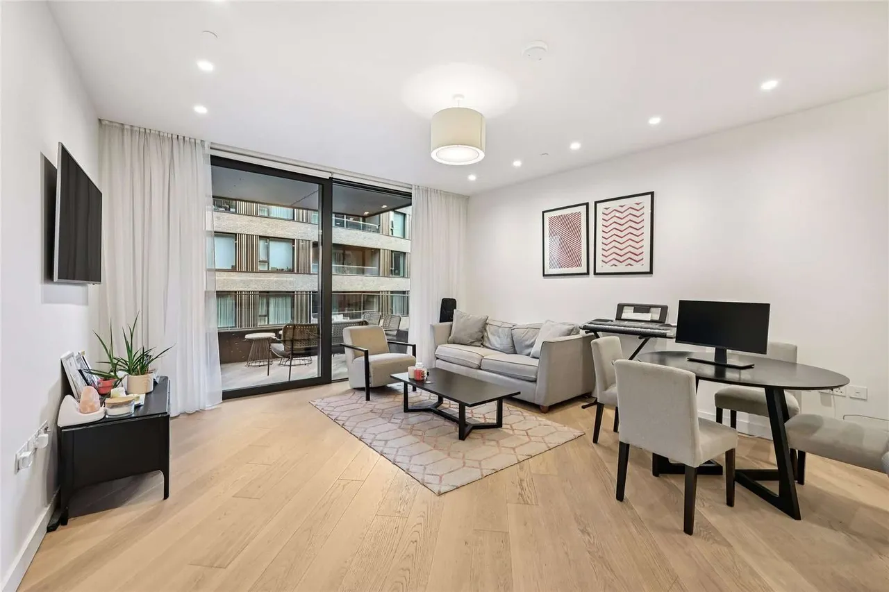2 bed flat for sale — Wood Crescent, London, W12 7GN