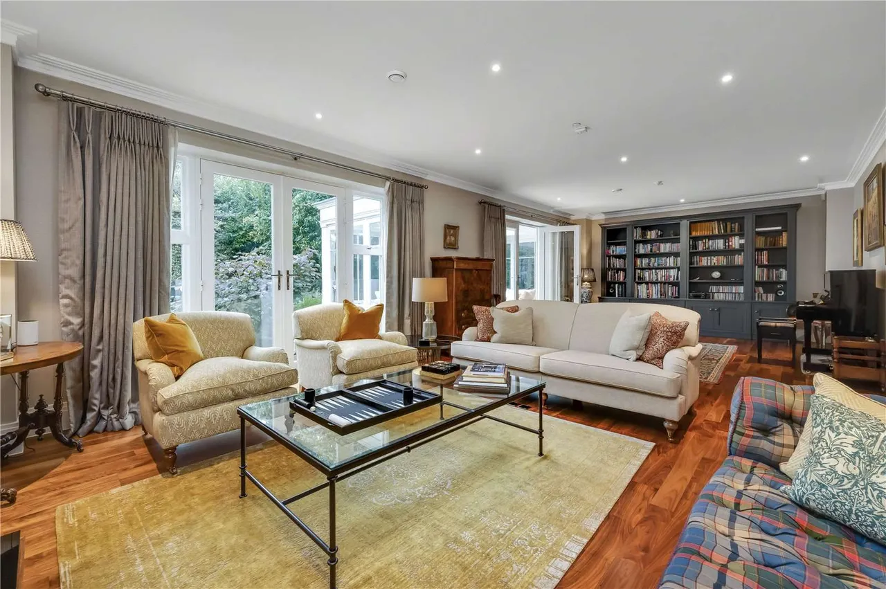 St. Georges Place, Esher, KT10, photo 9