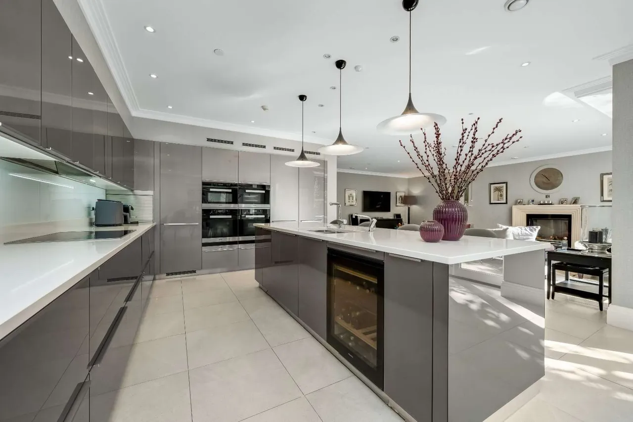 St. Georges Place, Esher, KT10, photo 6