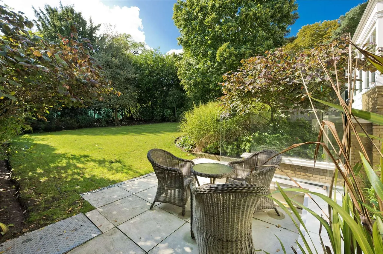 St. Georges Place, Esher, KT10, photo 19
