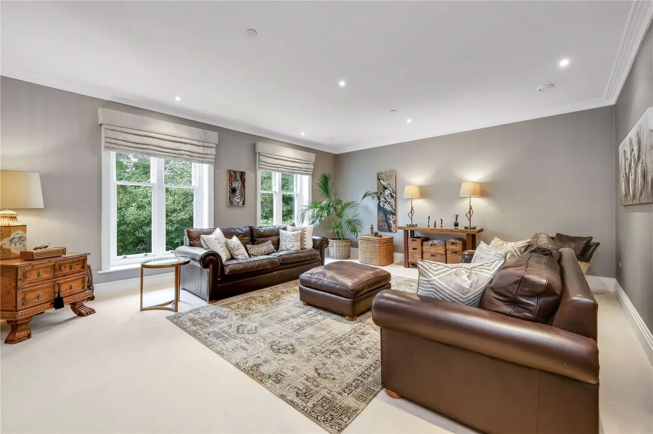 St. Georges Place, Esher, KT10, photo 7