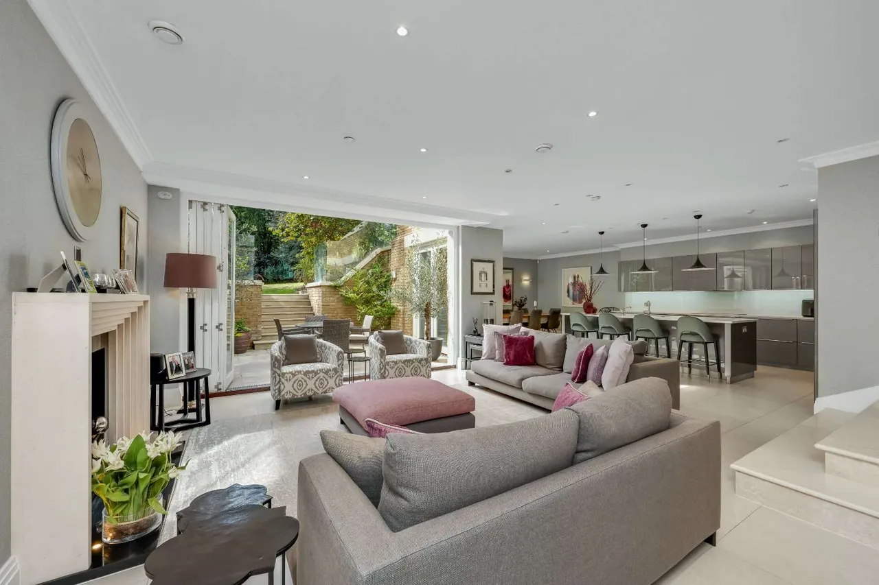 St. Georges Place, Esher, KT10, photo 4