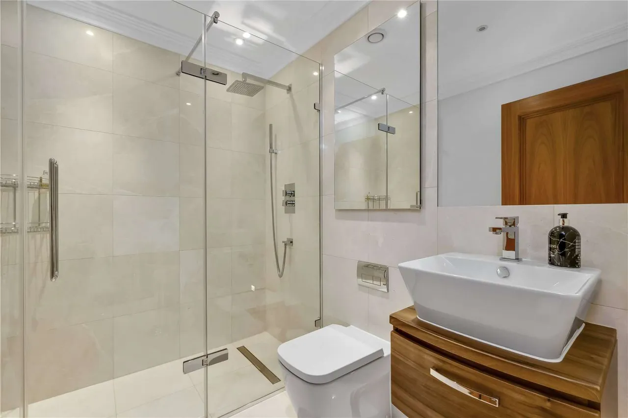 St. Georges Place, Esher, KT10, photo 15