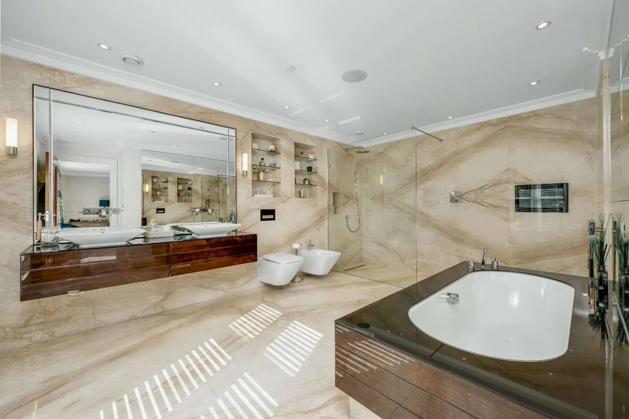 St. Georges Place, Esher, KT10, photo 12