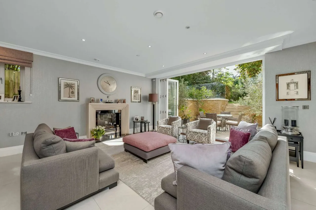 St. Georges Place, Esher, KT10, photo 3
