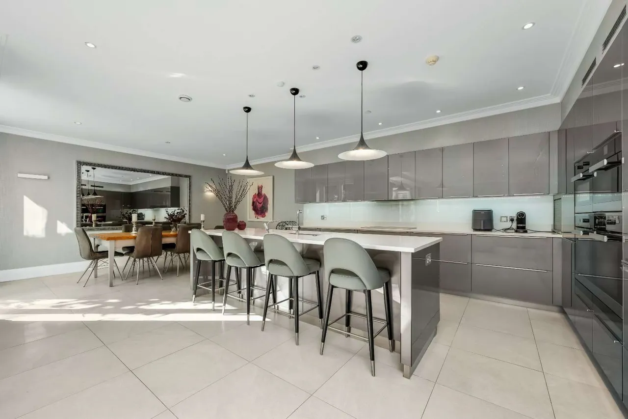 St. Georges Place, Esher, KT10, photo 5