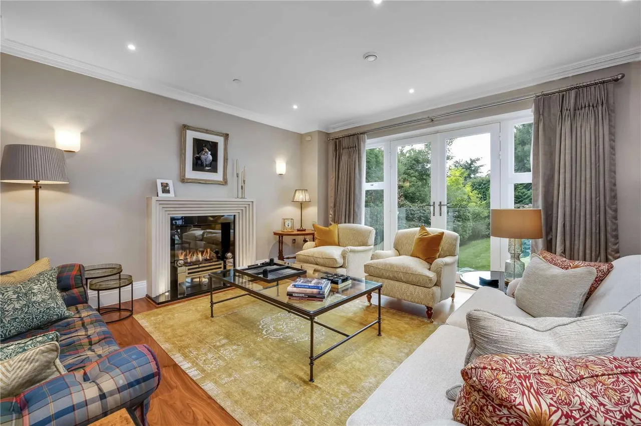 St. Georges Place, Esher, KT10, photo 8