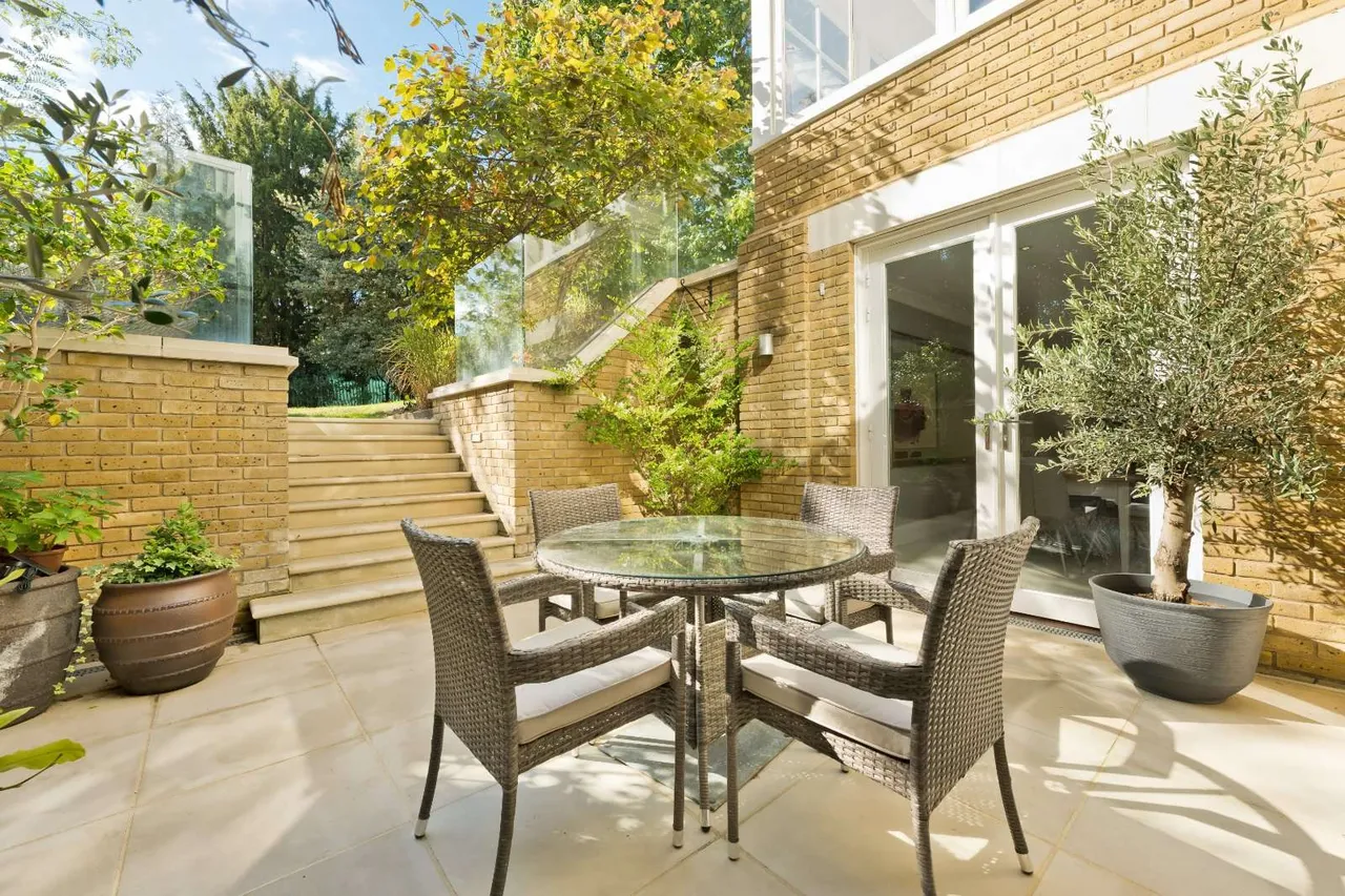 St. Georges Place, Esher, KT10, photo 18