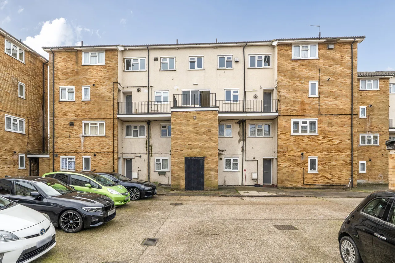 3 bed flat for sale, Radcliffe Way, Northolt, UB5