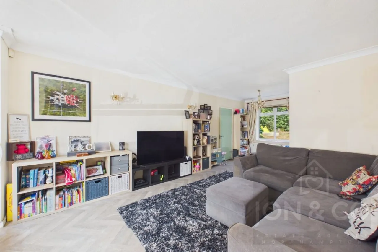 Russell Square, Moulton, NN3, photo 6
