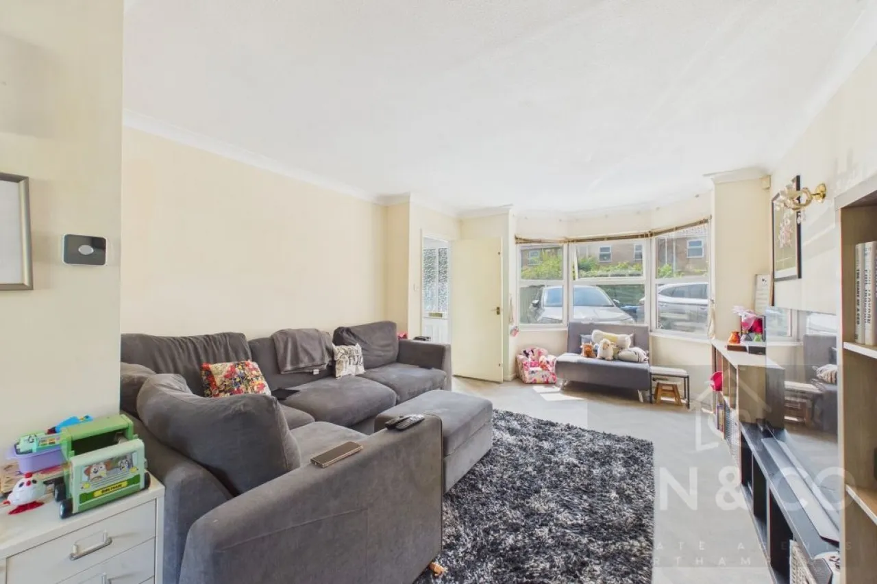 Russell Square, Moulton, NN3, photo 5