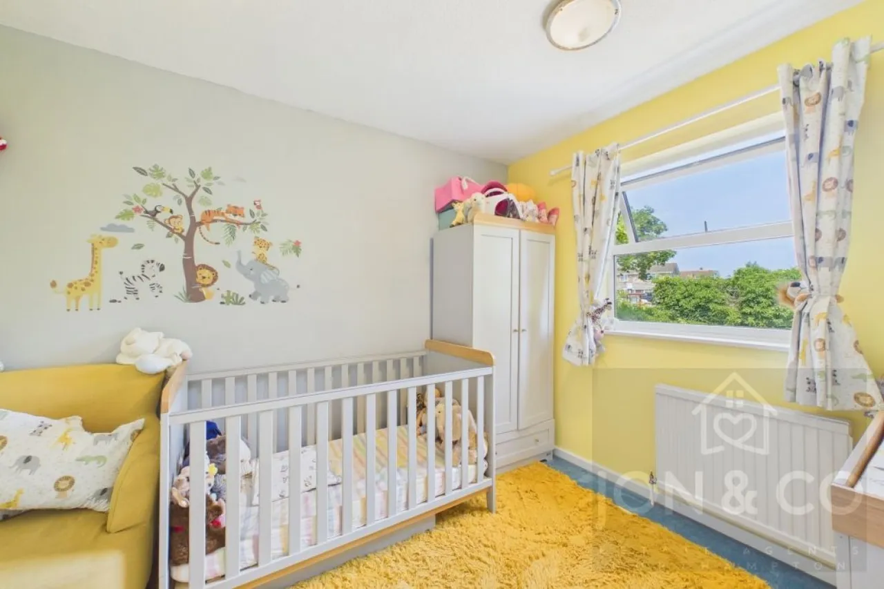 Russell Square, Moulton, NN3, photo 9