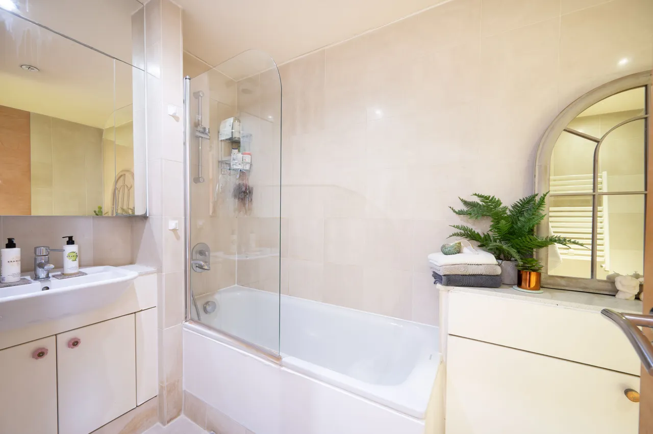 15 Centre Court Apartments, 69-71 Queensborough Terrace, London, photo 7