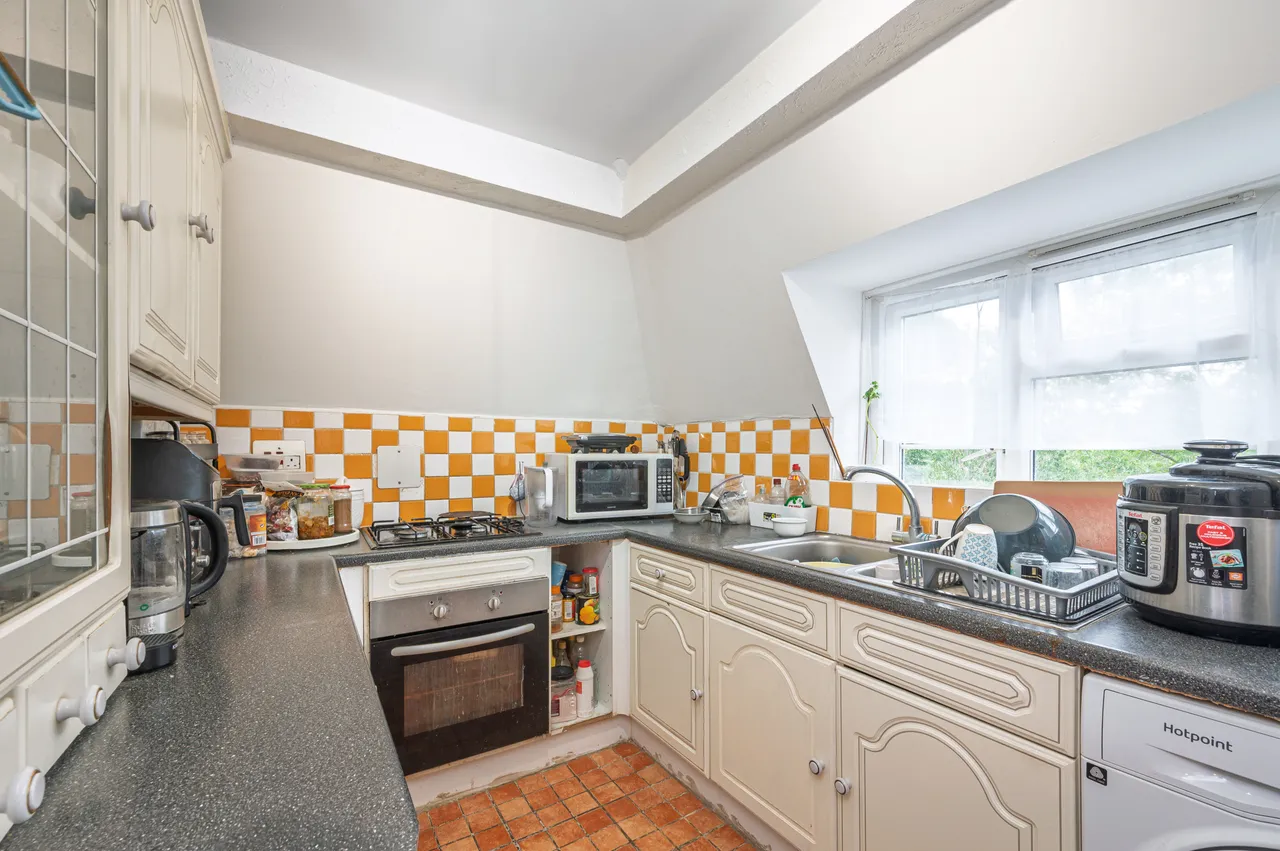 13 Chesterfield Flats, Bells Hill, Barnet, photo 5