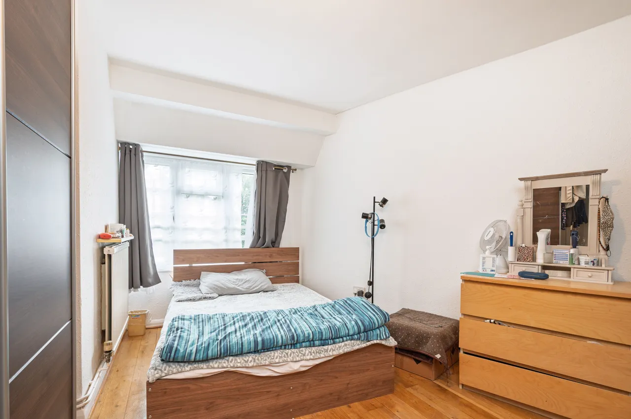 13 Chesterfield Flats, Bells Hill, Barnet, photo 3