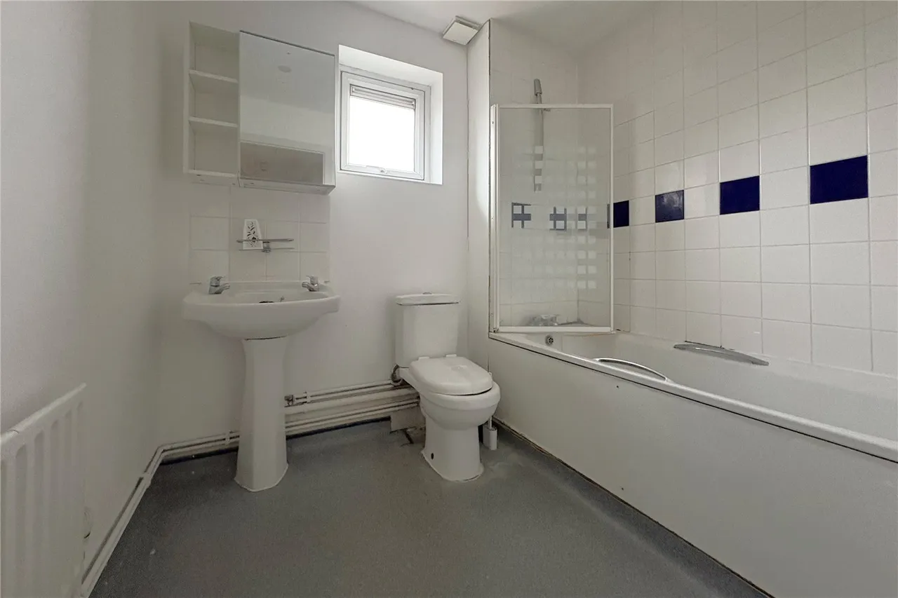 Yeoman Drive, Staines-upon-Thames, TW19, photo 6