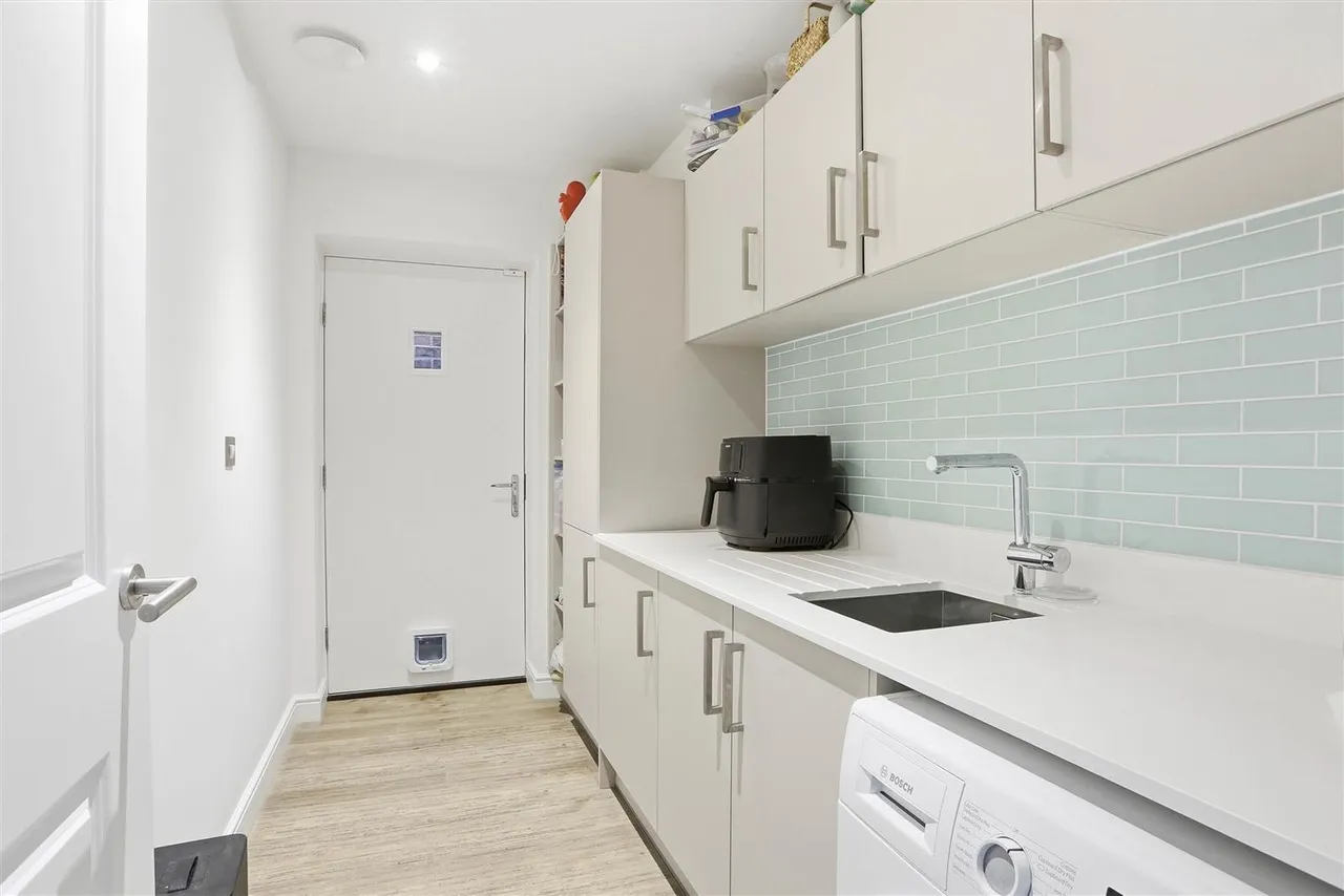 Halliday Close, Epsom, KT17 1AZ, photo 12