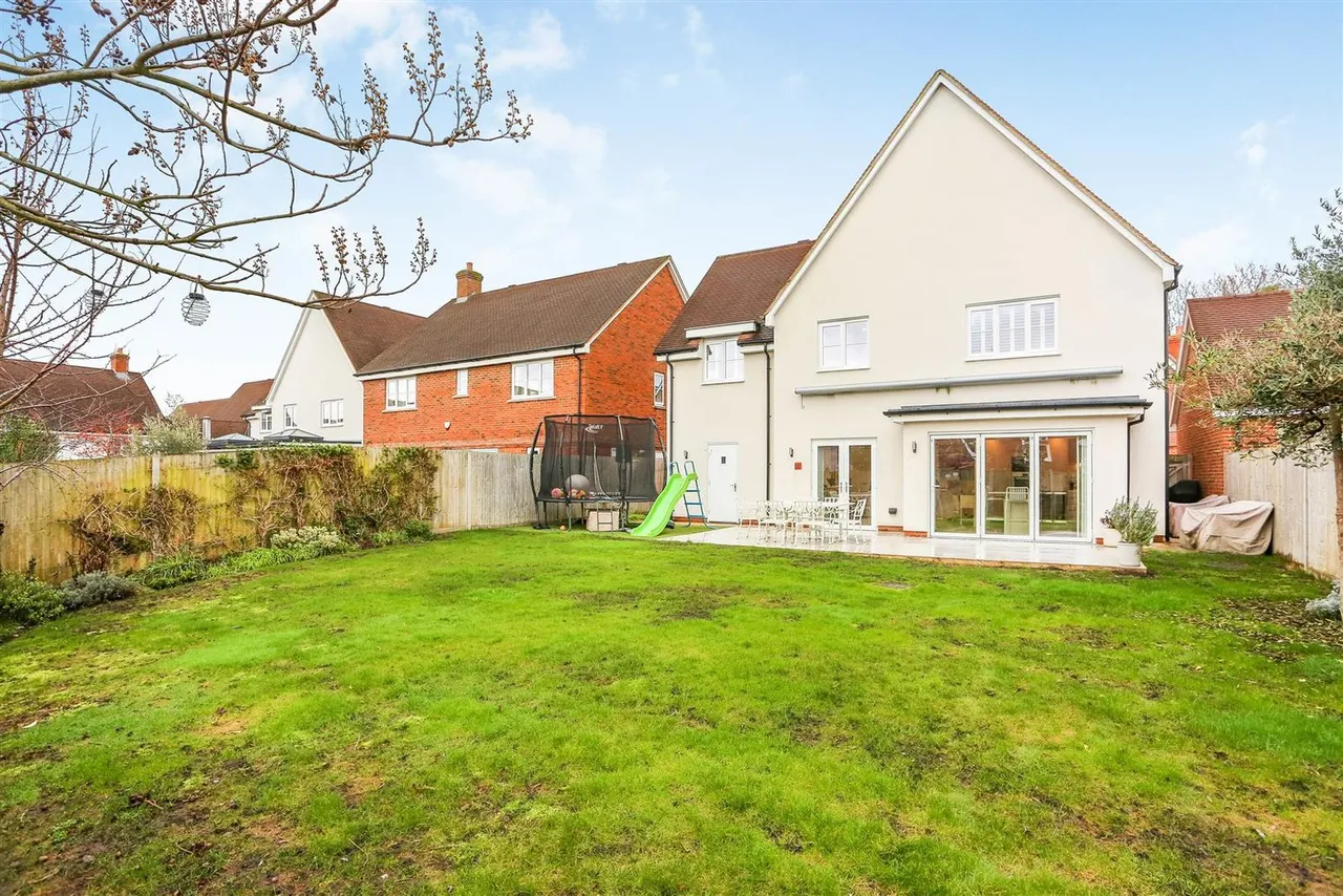 Halliday Close, Epsom, KT17 1AZ, photo 15
