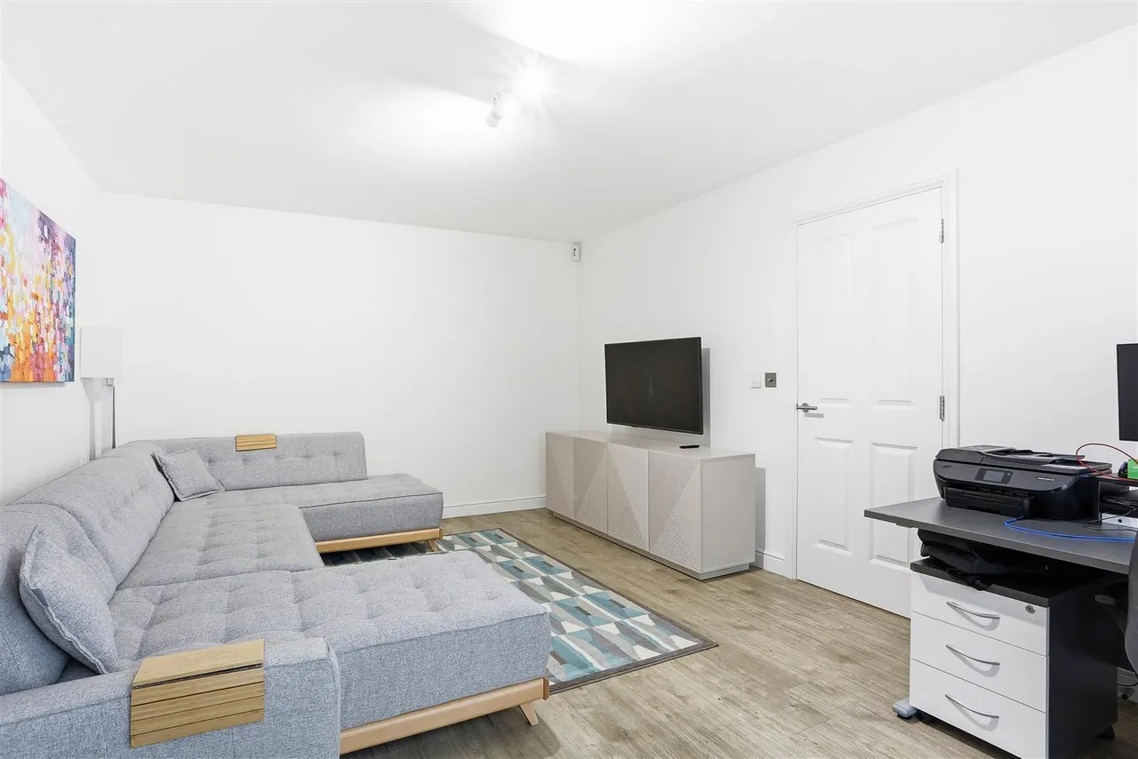 Halliday Close, Epsom, KT17 1AZ, photo 9