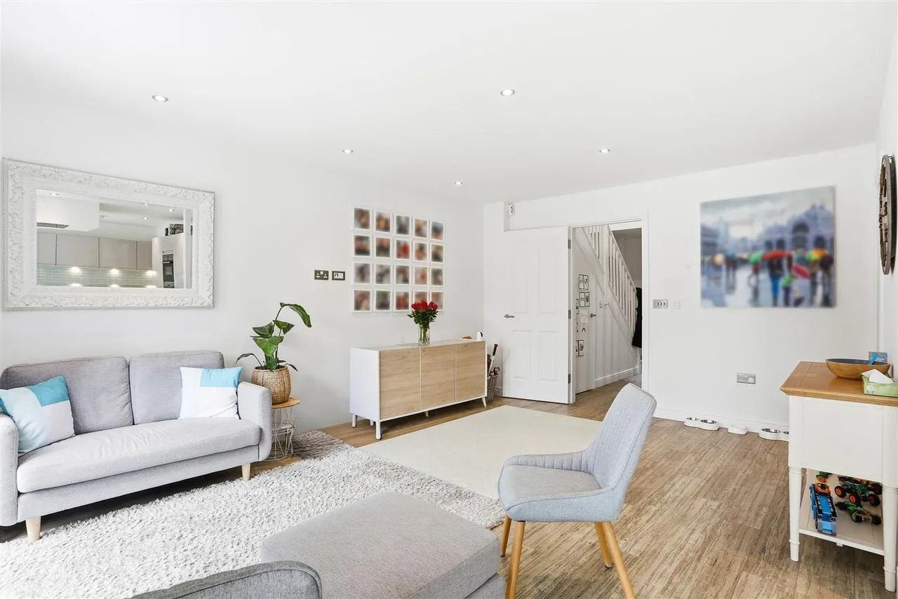 Halliday Close, Epsom, KT17 1AZ, photo 8