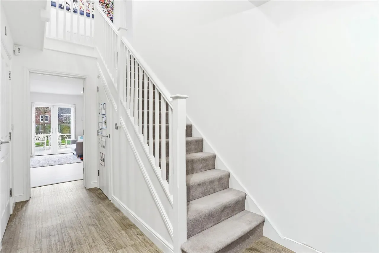 Halliday Close, Epsom, KT17 1AZ, photo 18