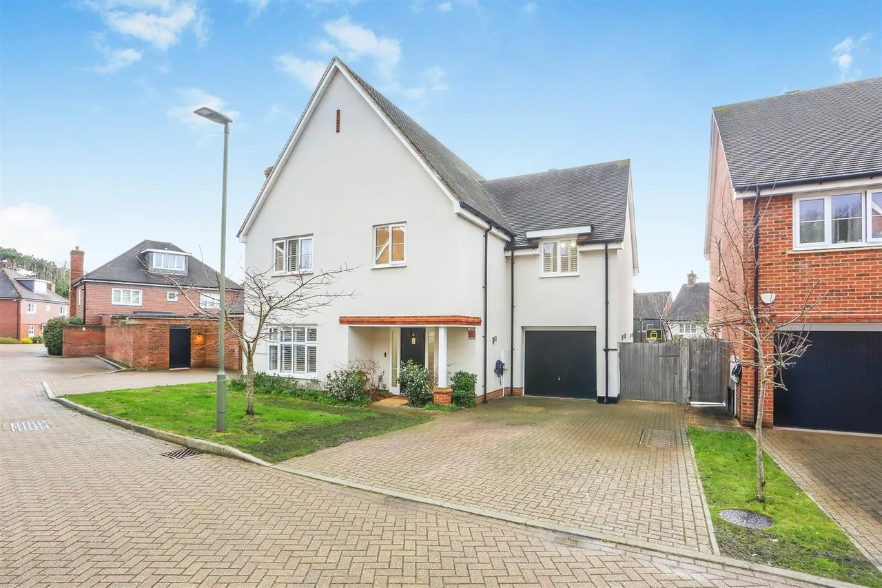 4 bed house for sale — Halliday Close, Epsom, KT17 1AZ