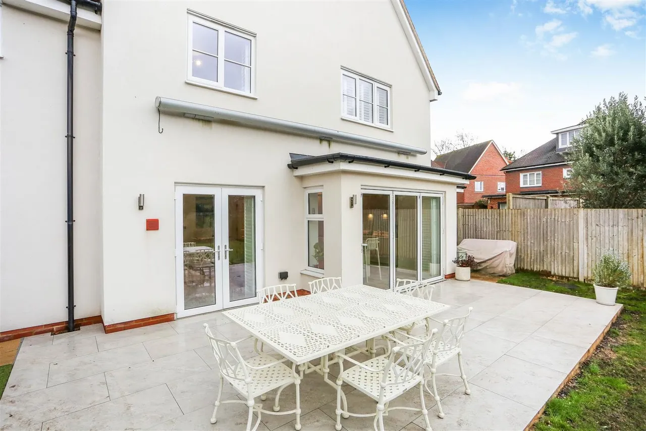 Halliday Close, Epsom, KT17 1AZ, photo 13