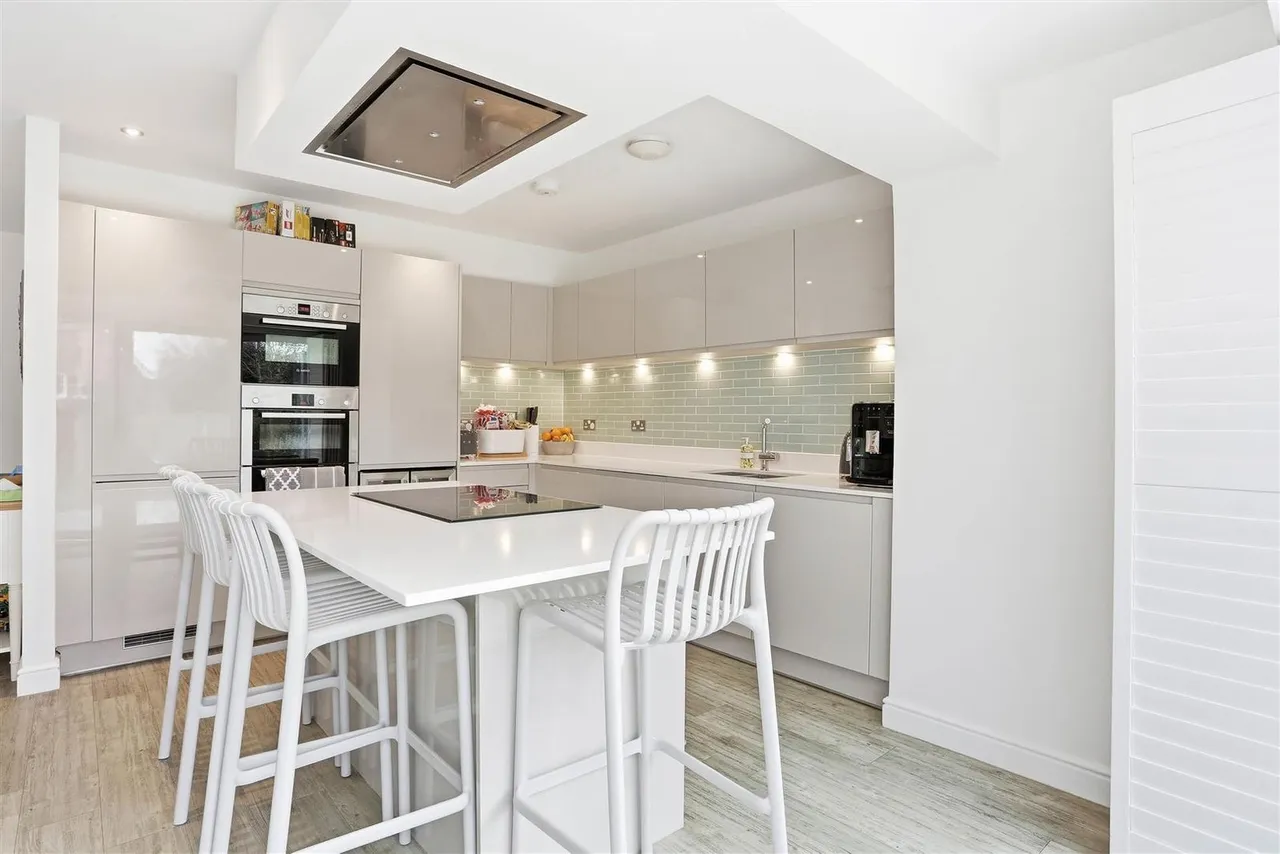 Halliday Close, Epsom, KT17 1AZ, photo 6