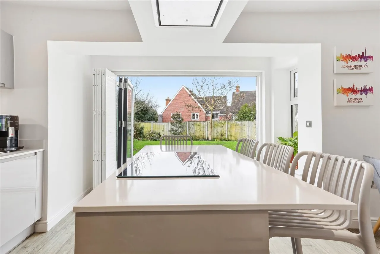 Halliday Close, Epsom, KT17 1AZ, photo 4