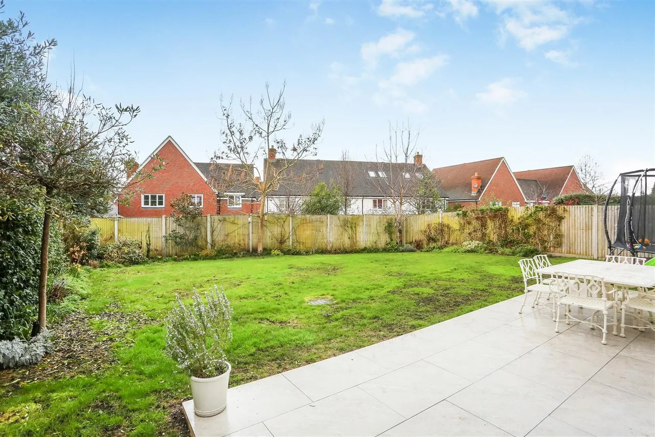 Halliday Close, Epsom, KT17 1AZ, photo 16