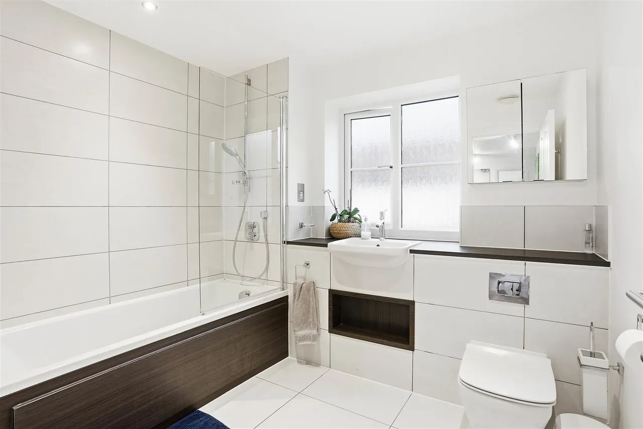 Halliday Close, Epsom, KT17 1AZ, photo 25