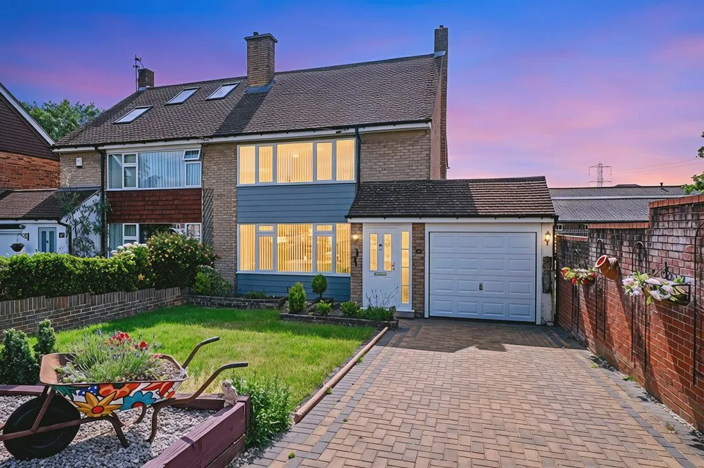 3 bed house for sale — Hanworth Lane, Chertsey KT16 9JX