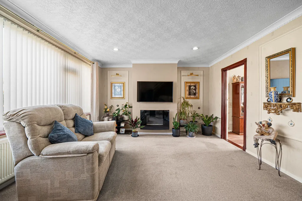 Hanworth Lane, Chertsey KT16 9JX, photo 4