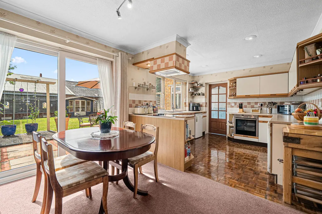 Hanworth Lane, Chertsey KT16 9JX, photo 6