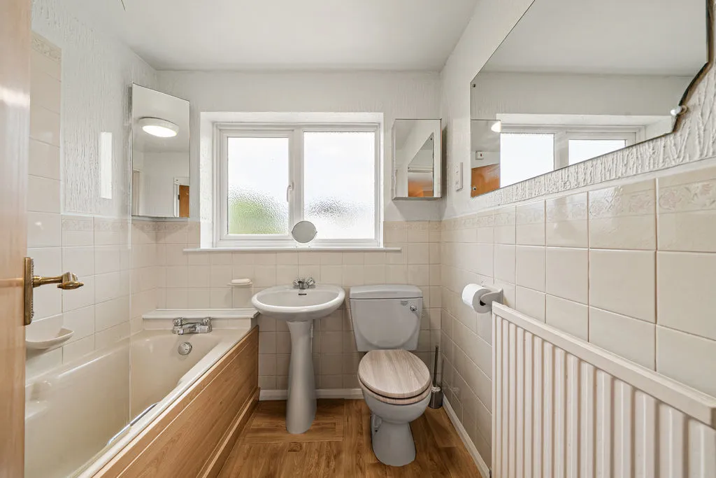 Hanworth Lane, Chertsey KT16 9JX, photo 11