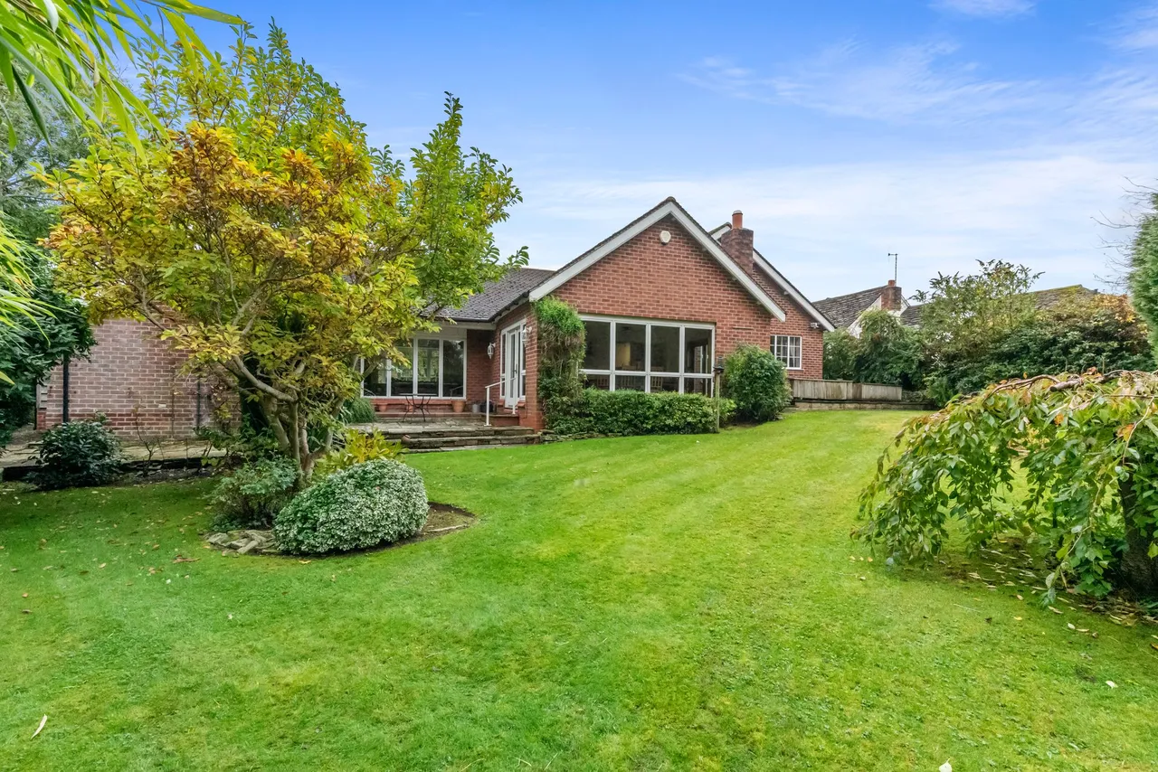 Brocklehurst Drive, Macclesfield, photo 2
