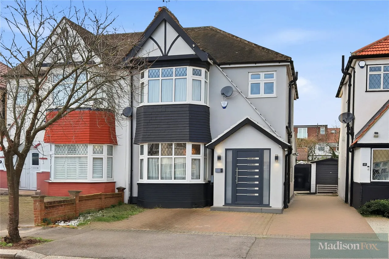 3 bed house for sale, Greenleafe Drive, Ilford, IG6