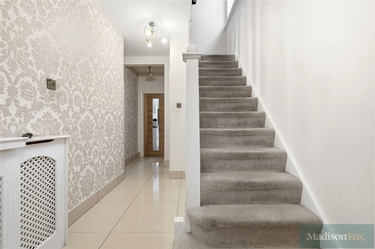Greenleafe Drive, Ilford, IG6, photo 2