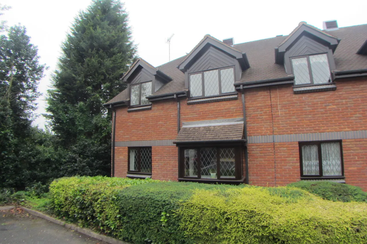 2 bed flat to rent, Worcester Road, Hagley