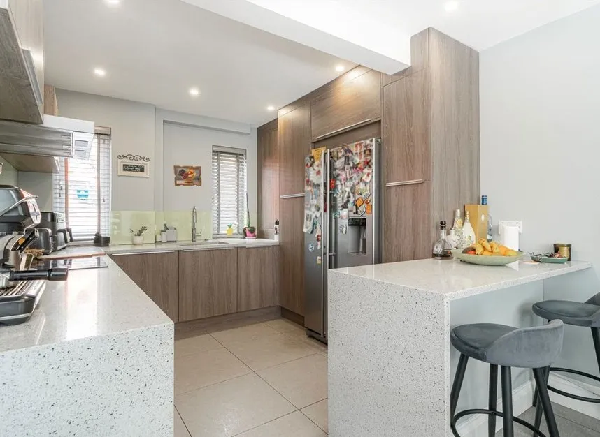 Almond Grove, Brentford, TW8, photo 3