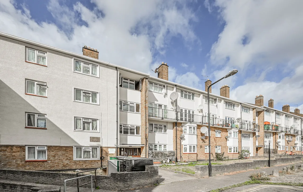 2 bed flat for sale — 26 St Stephens Close, London