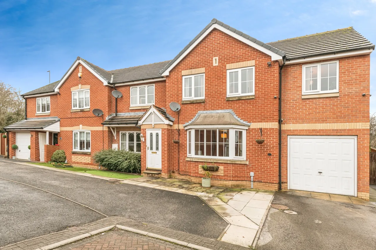 4 bed house for sale — Parklands Drive, Wakefield