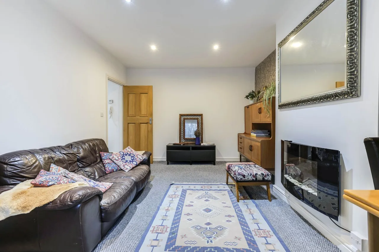 Town Street, Horsforth, LS18, photo 3