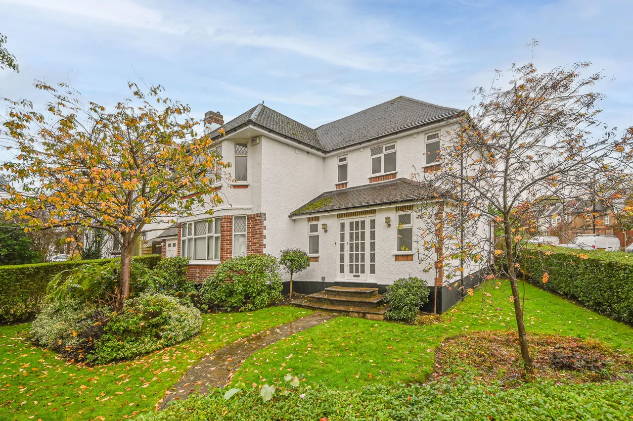 4 bed house to rent — 24 Longland Drive, London